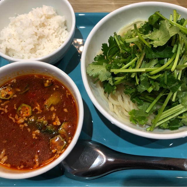 原宿　トマトマン　つけ麺で楽しむパクチートマトヌードル スパイスと有機トマトの味が良いスープ
