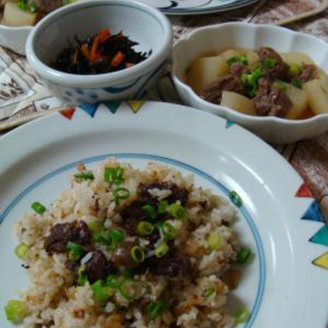 牛肉としめじのにんにくチャーハン、牛すじ大根、ひじきの煮物