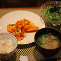 サーモンのソテー　レタスと豆腐の和風サラダ