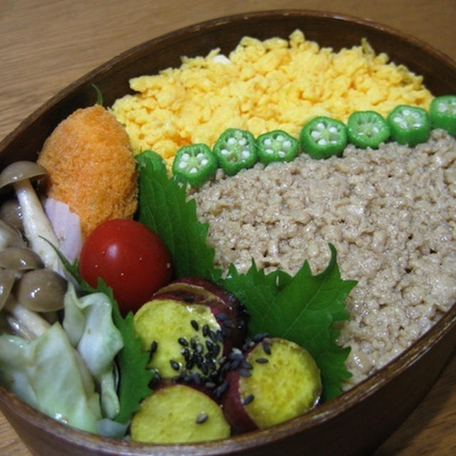 そぼろ丼弁当、焼きさば弁当、ミルクハース風