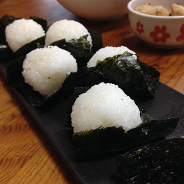 朝おむすびで朝ごはん。