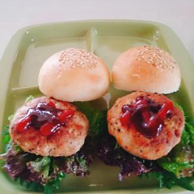 白ごまバンズ・ハンバーグサンド♪抹茶牛乳プリン♪だっこくまちゃんクッキー