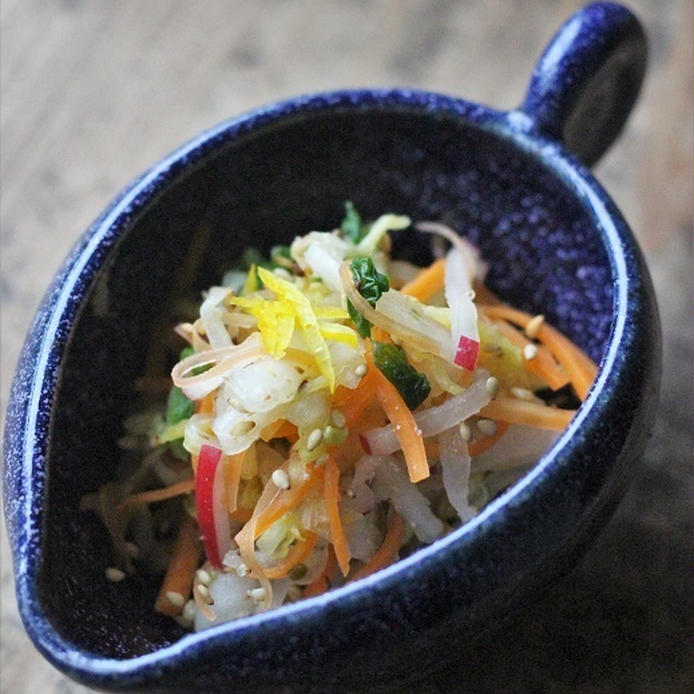 取っ手つき小鉢に盛りつけられた白菜と大根の浅漬け風サラダ