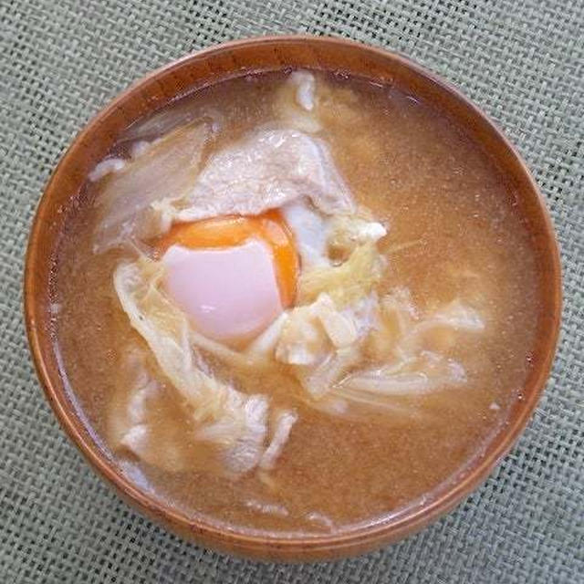 ボリュームたっぷり、とろとろ〜豚肉と白菜と落とし卵のお味噌汁。