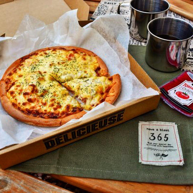 えびグラタンピザとセリアのデリバリーケース