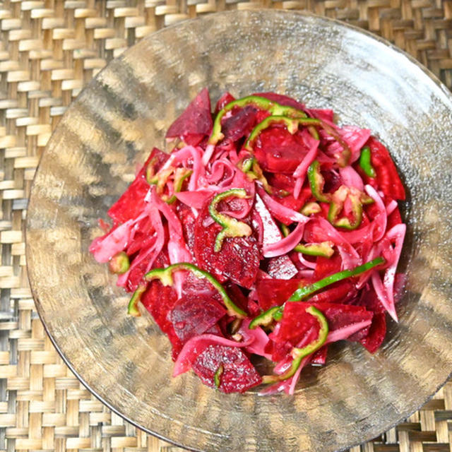 生ビーツのスリランカ風サラダ(サンボル)。「食べる輸血」と言われる栄養豊富なビーツで簡単おつまみ。