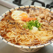 五木食品 火の国熊本黒ラーメン、インスタントラーメンアレンジW盛り＆豚こま、卵でガッツリ