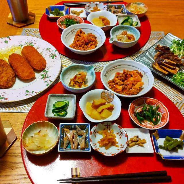 鶏チャーシューと合鴨パストラミ盛り合わせ、コロッケ、小鉢10品で晩酌