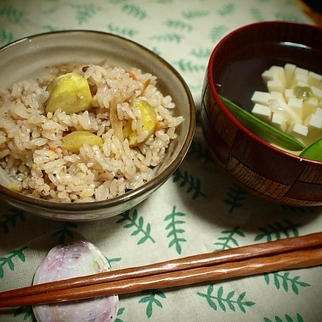 秋の炊き込みゴハン　と　菊花豆腐のお吸い物。