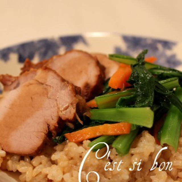 しっとりチャーシューと小松菜の炒め物・玄米ごはんと一緒に
