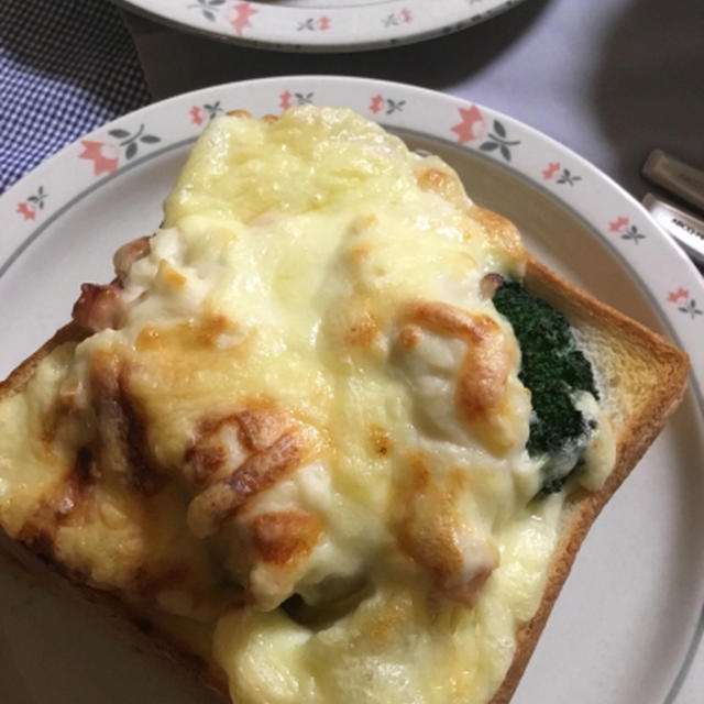来週は洋風！食パンに詰めるグラタン