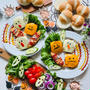 好きな具材を挟んで食べるハロウィンハンバーガー