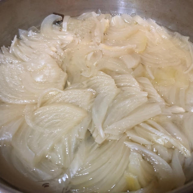 玉ねぎと昆布と水のみの手作りスープベース　ベーコンや干し野菜を入れて色々アレンジ