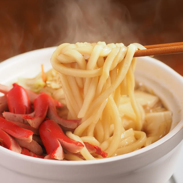 メシ通！たこさんウインナーですき焼き風鍋焼きうどん
