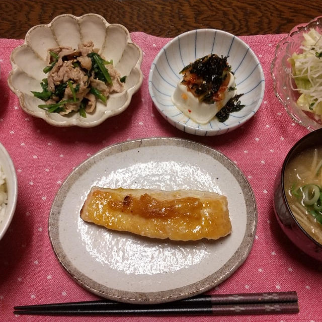 【晩ごはん】秋鮭の味噌マヨ焼き、豚肉とほうれん草の辛子ポン酢和え。