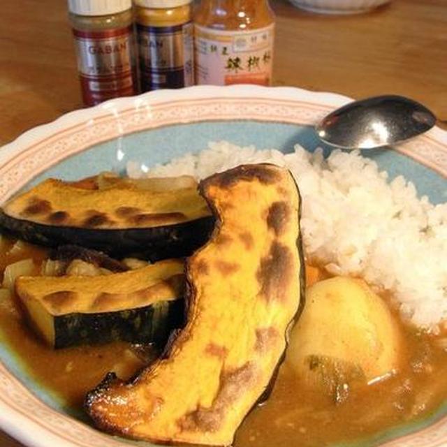 焼きカボチャのせ具だくさんチキンカレー。今日はカレーでしょう。