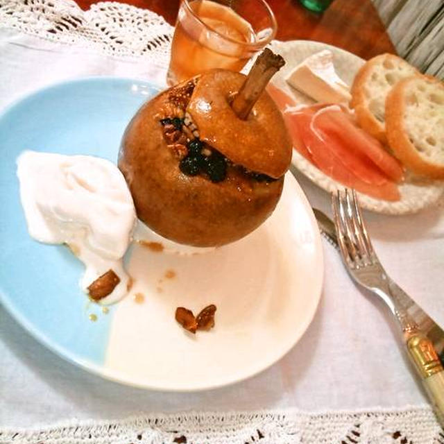 焼き梨 "Baked Pear" ★ with レーズン, ドライフィグ and ピーカンナッツ