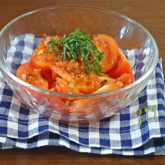 【超簡単！ひんやり副菜レシピ】大葉香る トマトのおかかドレッシング和えサラダ