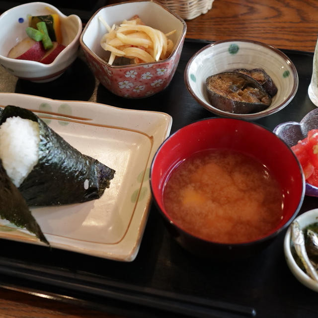 横浜元町にある「ホッとこめや」さんでランチ。お米屋さんの優しいおにぎり。