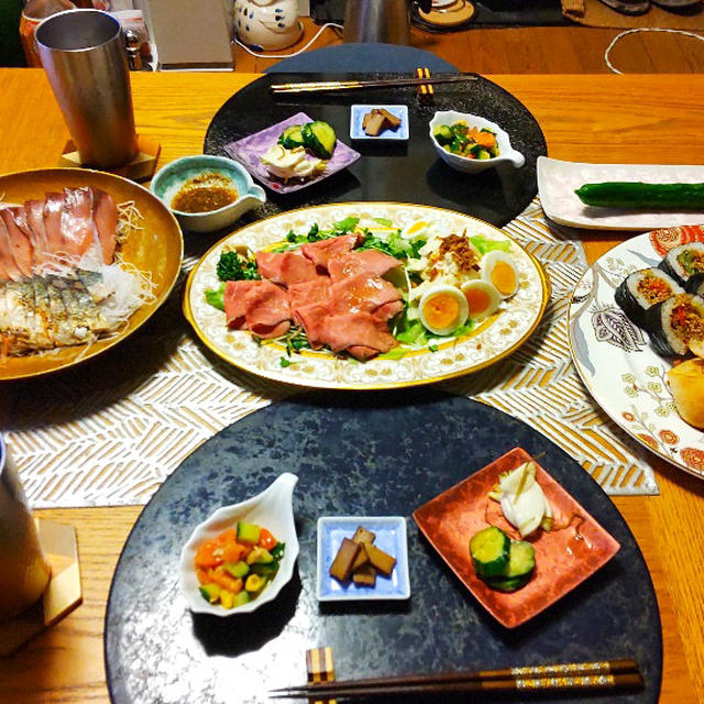 お惣菜と作り置き小鉢で晩酌。ローストビーフ、お刺身、オードブル盛り合わせ的な。