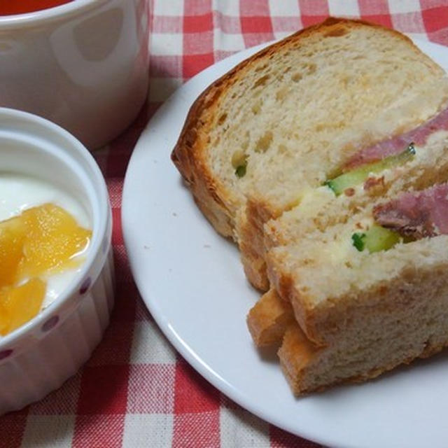 すりごま入り食パンでローストビーフサンド。