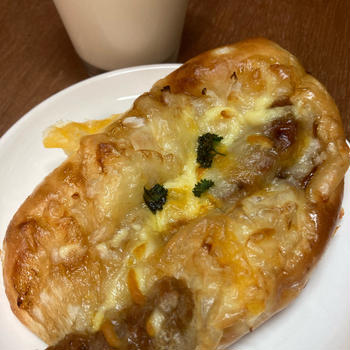照り焼きハンバーグパンと晩ご飯(海老マヨ)
