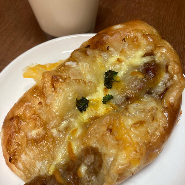 照り焼きハンバーグパンと晩ご飯(海老マヨ)