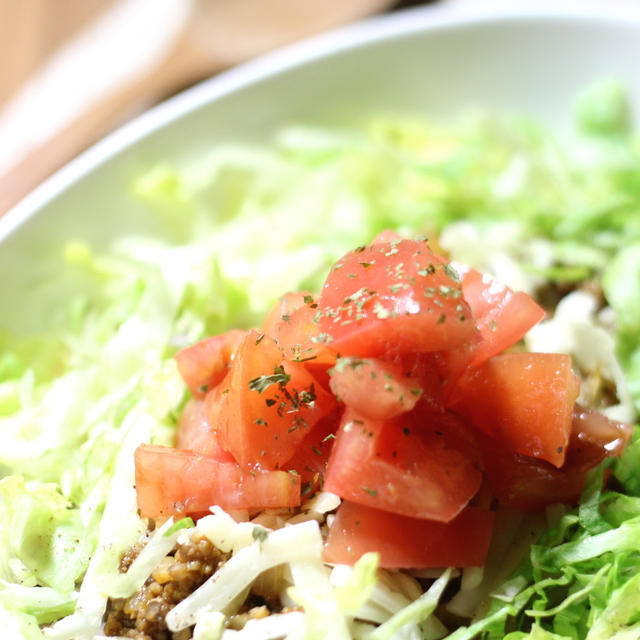 いつも冷蔵庫にあるもので簡単調理　バルサミコ酢で和えたトマトが美味しい！簡単タコライス