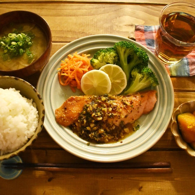 みんなでビニールプールをしまう。【おうちごはん＊献立】今日は鮭のソテー。
