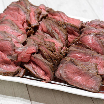 もんちゃん15歳の誕生日は「肉！肉！！」。
