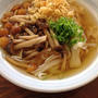 韓国のうどん”カルグクス”で「キノコうどん」