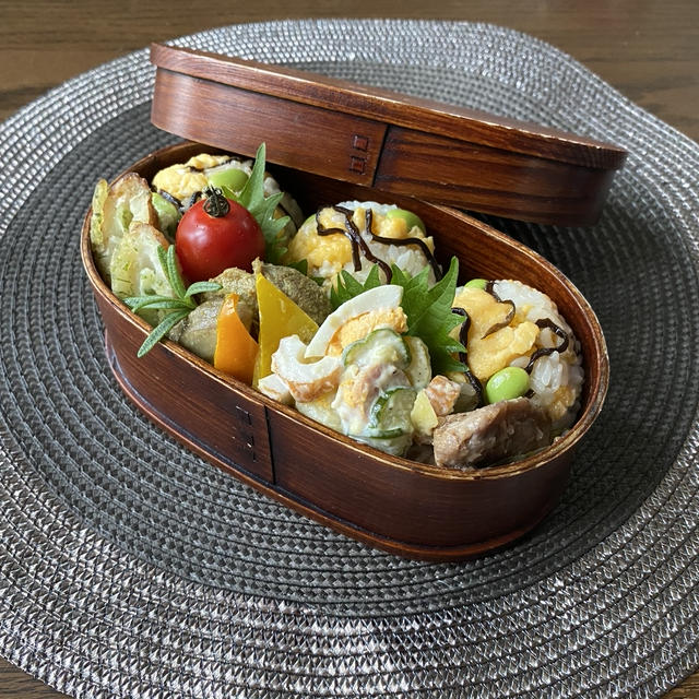 お弁当（炒り卵と枝豆おにぎり）