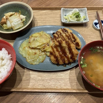 【献立】チキンカツ、じゃがいもスライスのバターソテー、白菜と厚揚げの旨煮、白菜のお漬物、豆腐のお味噌汁