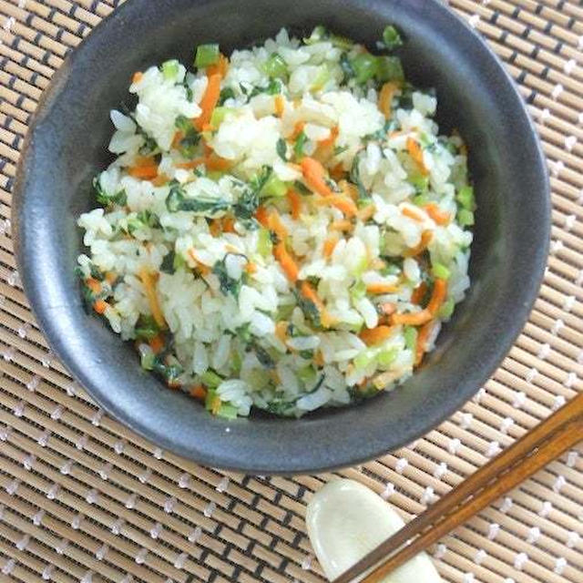 野菜たっぷりでやさしい〜！小松菜とニンジンの麺つゆ混ぜごはん。