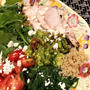 チキンとキヌアのカラフルなサラダのワンプレートディナーで、心も胃も「ダイエット」仕様に