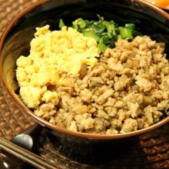 大好きな三色そぼろ丼♪鶏そぼろはごぼう入り☆