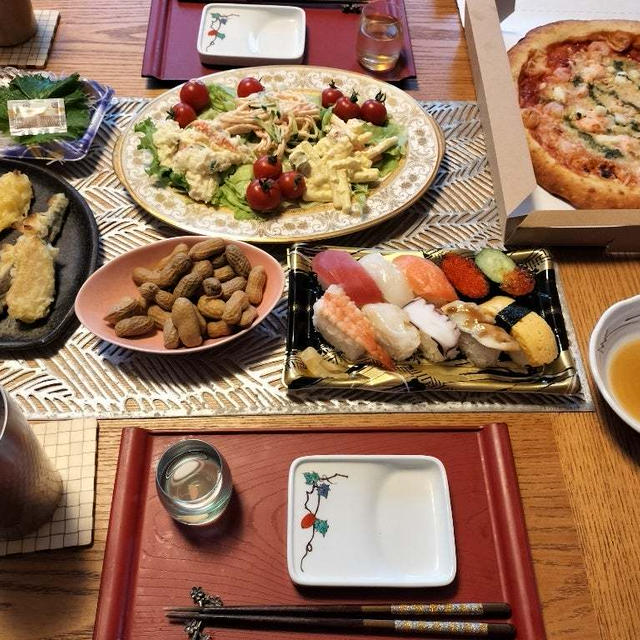 OKストアで買ってきたピザやお寿司やサラダ諸々並べて昼夜呑み