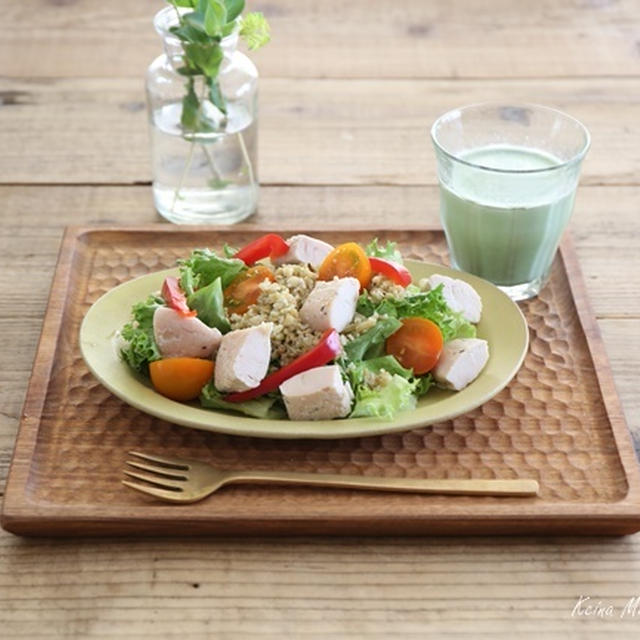 【フリーカと自家製サラダチキンのサラダごはんと休日ランチ、大好きな花】
