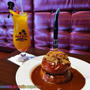 ハードロックカフェがグルメマンガ『本日のバーガー』とコラボ！迫力の「ボフサンドイッチ」実食♪
