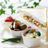 野菜とチキンのもりもりサンドイッチ