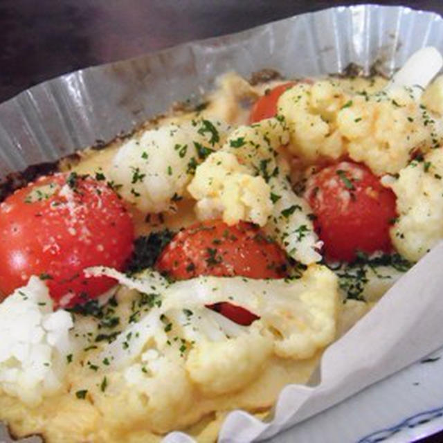 カリフラワーとプチトマトの味噌マヨグラタン