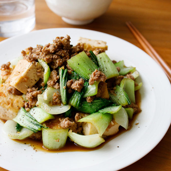 白い皿にのったチンゲン菜と木綿豆腐の中華風炒め