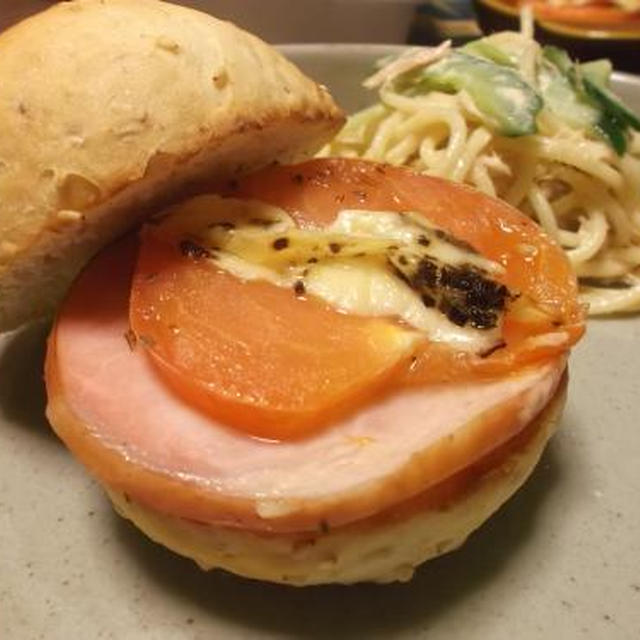 サンシャイントマトで♪トマトとハムのチーズ焼き☆ハンバーガーで♪