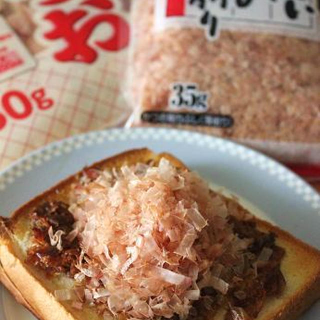 かつおぶしが主役！ガーリックバターかつおトースト
