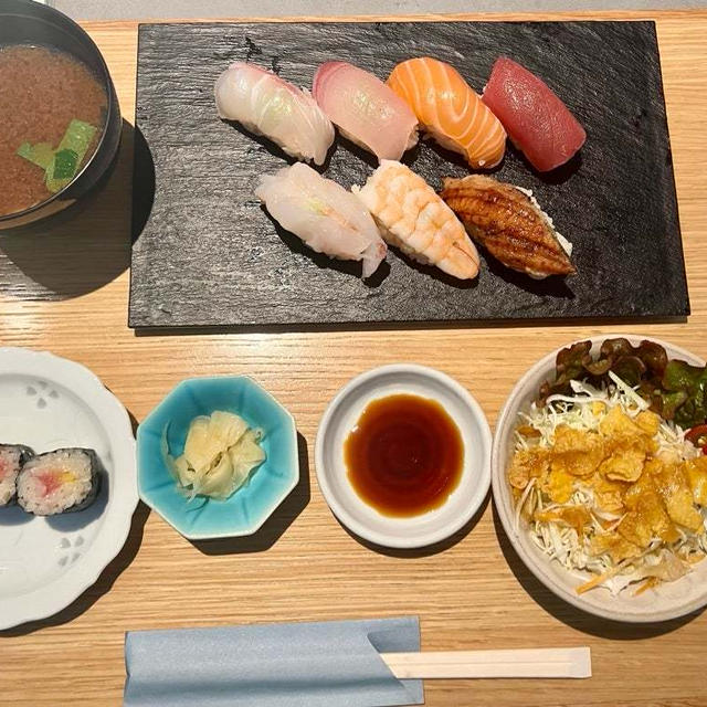 大阪　肥後橋でにぎり7貫巻物赤だしサラダ付き寿司ランチが1000円！　鮨場七十二候