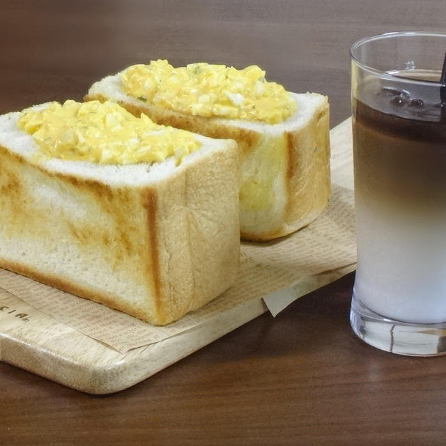 ＳＮＳ映えする 6ｃｍの超厚切り食パンの卵サラダトーストサンド