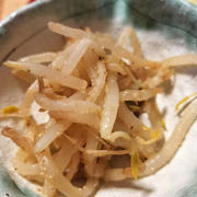 もやしのナムル　鶏がらスープのモトと辣油とかで