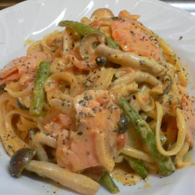 いんげんとスモークサーモンのトマトクリームパスタ