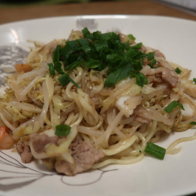 旦那さん作”塩焼きそば”　と　”紅まどんな”♪