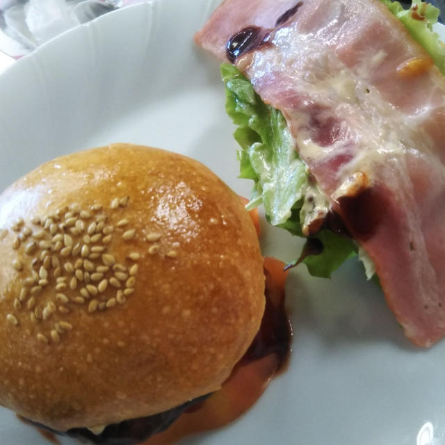 お肉みっしりパティのハンバーガー